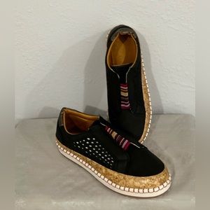 NWOT slip on low top casual sneakers black size 8